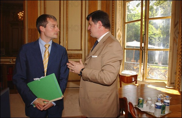 06/30/2004.  Jean-Louis Borloo, Ministre de l'Emploi, du Travail et de la Cohesion sociale, reçoit a son bureau Jean-Pierre Raffarin, Premier Ministre, avant la conference de presse presentant le Plan de cohesion sociale.