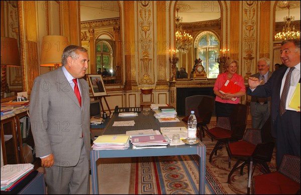 06/30/2004.  Jean-Louis Borloo, Ministre de l'Emploi, du Travail et de la Cohesion sociale, reçoit a son bureau Jean-Pierre Raffarin, Premier Ministre, avant la conference de presse presentant le Plan de cohesion sociale.