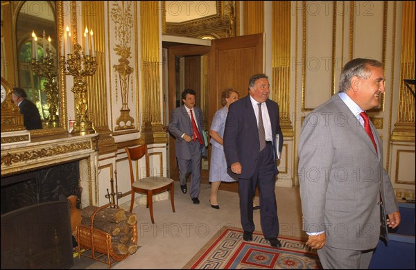 06/30/2004.  Jean-Louis Borloo, Ministre de l'Emploi, du Travail et de la Cohesion sociale, reçoit a son bureau Jean-Pierre Raffarin, Premier Ministre, avant la conference de presse presentant le Plan de cohesion sociale.