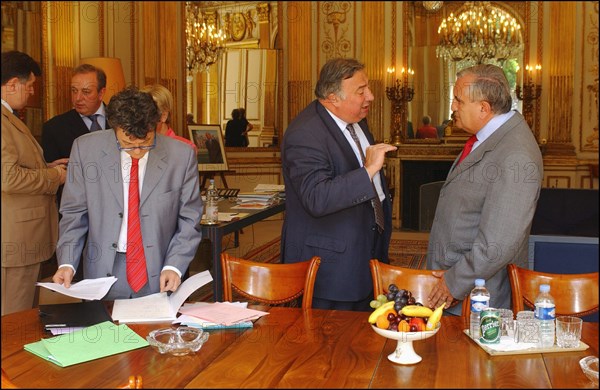 06/30/2004.  Jean-Louis Borloo, Ministre de l'Emploi, du Travail et de la Cohesion sociale, reçoit a son bureau Jean-Pierre Raffarin, Premier Ministre, avant la conference de presse presentant le Plan de cohesion sociale.