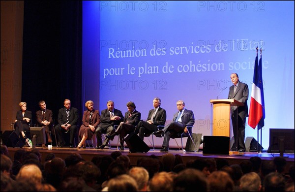 30/09/2004. Reunion des services de l'Etat pour le plan social a la Mutualite a Paris.