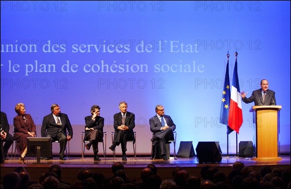 30/09/2004. Reunion des services de l'Etat pour le plan social a la Mutualite a Paris.