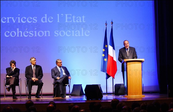 30/09/2004. Reunion des services de l'Etat pour le plan social a la Mutualite a Paris.