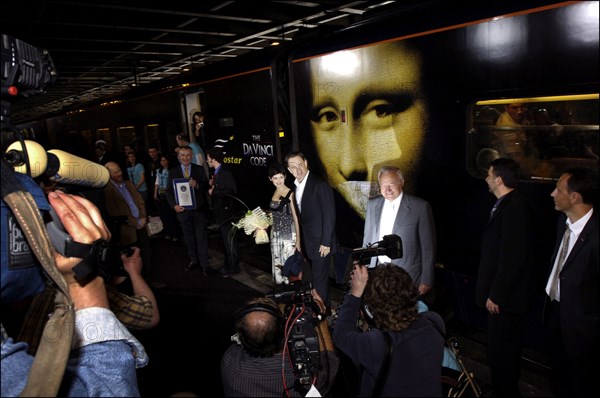 05/16/2006. Arrival of Da Vinci Code crew at Cannes rail station.