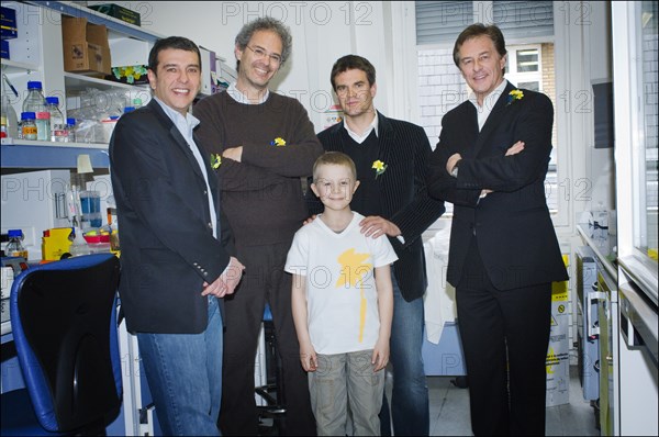 03/13/2008. Operation 'Une jonquille pour la Vie'. L'institut Curie recoit Thierry Gilardi, Henri Sagnier et Herve Mathoux pour soutenir la recherche contre le cancer.