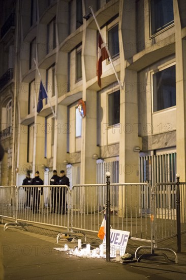 Manifestation de solidarité à l'égard du peuple danois devant l'ambassade du Danemark à Paris