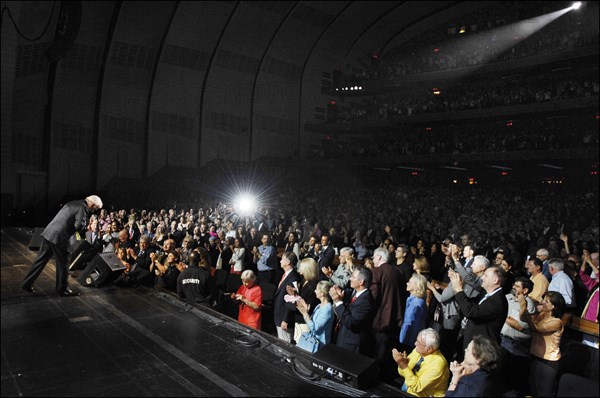 Charles Aznavour sur scène à New York, le 20 septembre 2006