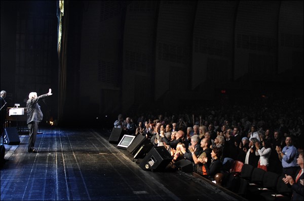 Charles Aznavour sur scène à New York, le 20 septembre 2006