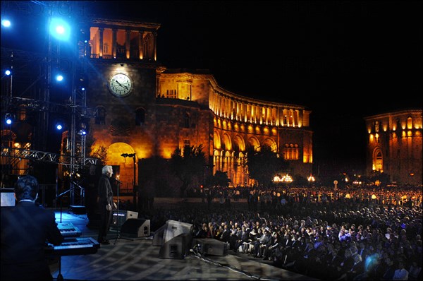 Concert de Charles Aznavour à Erevan (Arménie), le 30 septembre 2006