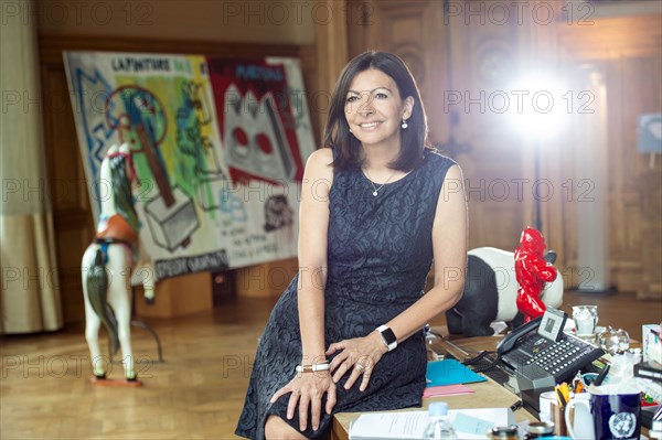 Anne Hidalgo dans son bureau de la Mairie de Paris (2016)