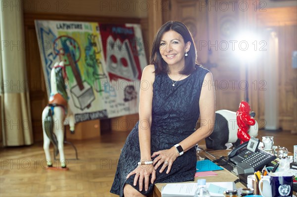 Anne Hidalgo dans son bureau de la Mairie de Paris (2016)