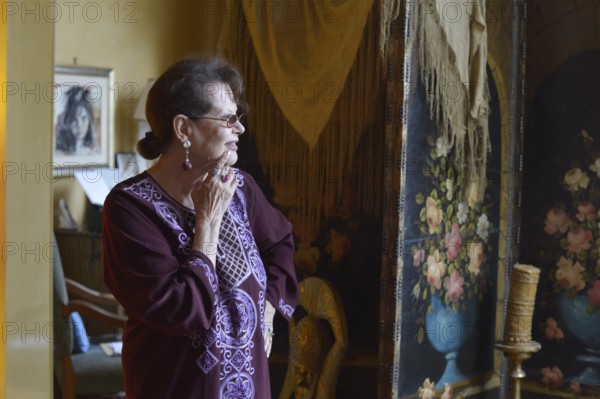 Claudia Cardinale chez elle à Paris