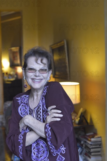 Claudia Cardinale chez elle à Paris