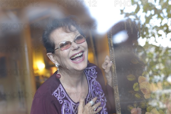 Claudia Cardinale chez elle à Paris