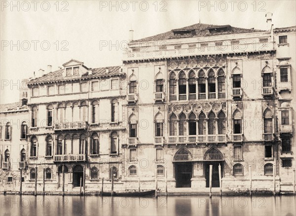 Palazzo Tiepolo et le Palazzo Pisani Moretta sur le Grand Canal de Venise