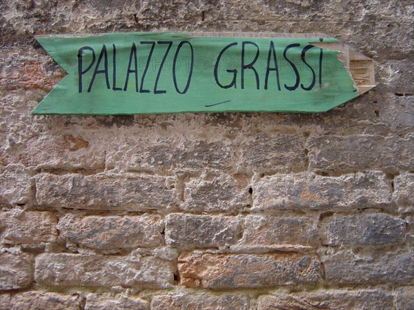 Sign in an alley in Venice
