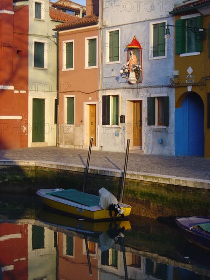 Venise, Burano, Rio di Terranova, maisons de couleurs et Christ