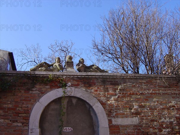 Venise Cannaregio Campiello, petite place dans le quartier de Cannaregio, portail sculpté et jardin