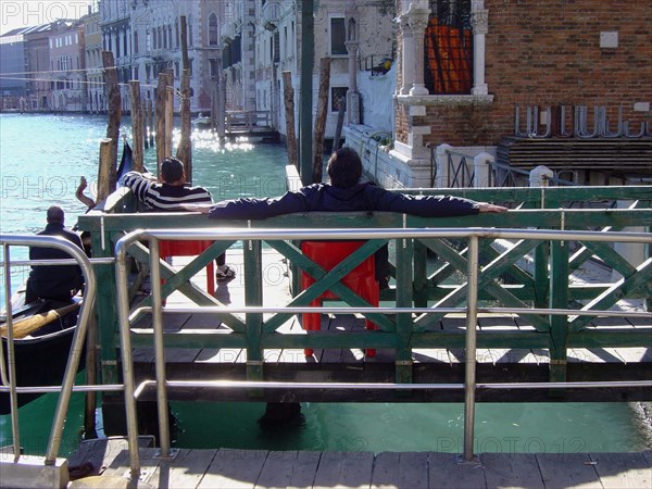 Venise, gondoliers au repos