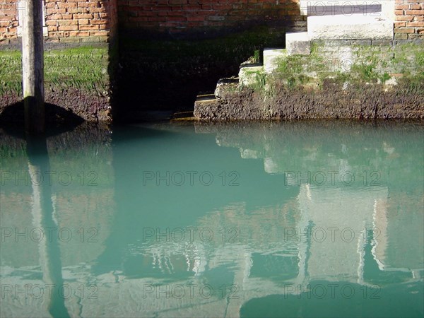 Venise Reflets canal, marches d'escalier et reflets dans le canal