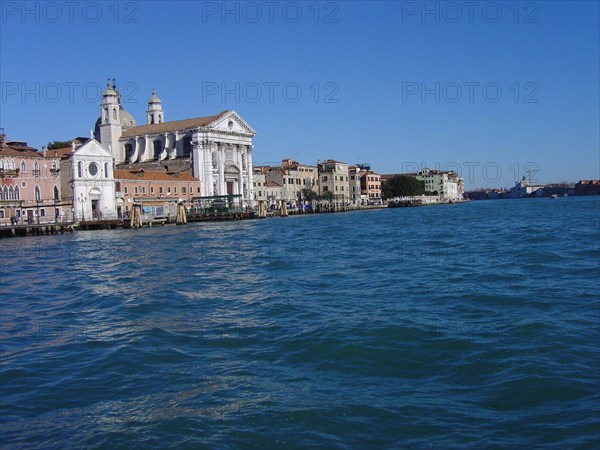 Venise Zattere Gesuati, quai des Zattere, Eglise Santa Maria del Rosario Gesuati, façade 18e siècle architecte G. Massari (intérieur : fresques de Tiepolo)