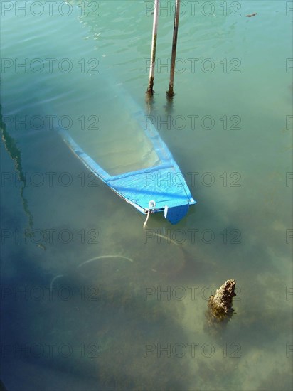 Venise, barque bleue engloutie dans le canal