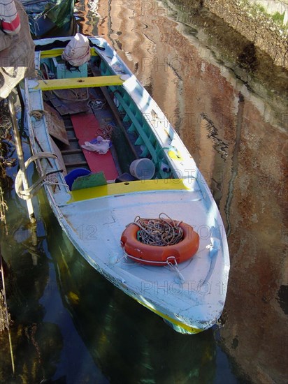 Venise, barque de pêcheur de couleurs sur le canal