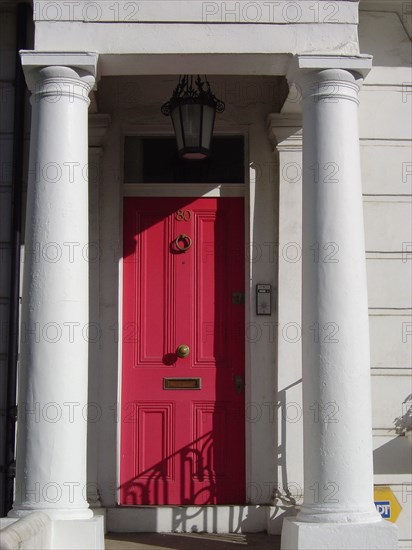 Londres, Notting Hill, façade, porte d'entrée à colonnes, blanc et rose