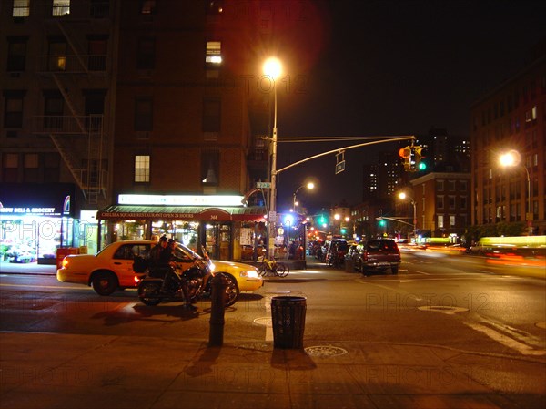 New-York (USA), Manhattan, Chelsea, croisement de rue et d'avenue de nuit, taxi de nuit