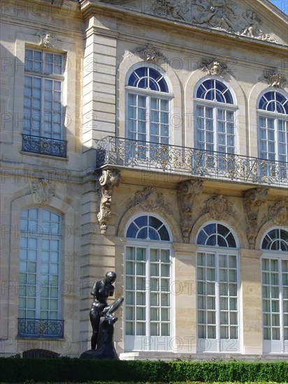 Paris, Musée Rodin, façade sur jardin (détail), Auguste Rodin, sculpteur (1840-1917)