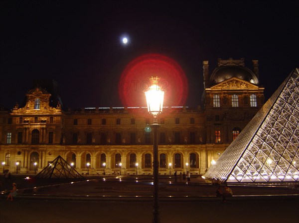 Paris, Musée du Louvre, impressions de nuit, lune et réverbère, façade et pyramide (architecte : Ieoh Ming Pei)