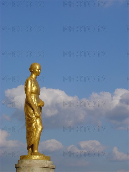 Paris, Esplanade du Trocadéro au printemps, statue et ciel, architecture des années 1930