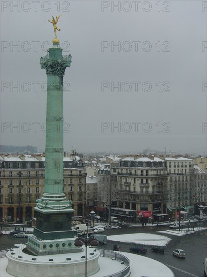 Paris, Place de la Bastille l'hiver sous la neige, Colonne de Juillet (1833-1840) et le Génie de la Liberté