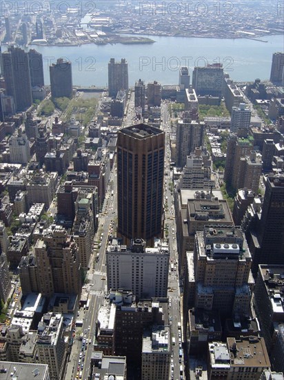 Vue sur l'est de la 33e et la 34e rue et East River depuis l'Empire State Building à New-York
