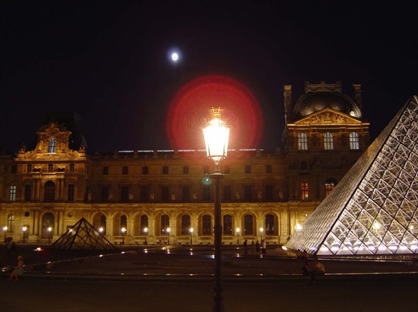 Impressions de nuit de la façade et pyramide du musée du Louvre à Paris