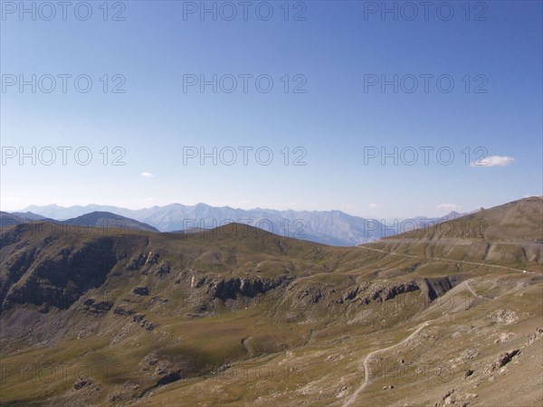 Provence311 Hautes Alpes, vue de montagnes, col de la Bonnette, la plus haute route d'Europe 2800m d'altitude, motards,