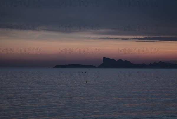 Provence329 Le soir, au soleil couchant sur la Méditerranée, le rocher de La Ciotat
