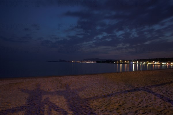 Provence333 La baie des Lescques vers La Ciotat illuminée le soir, couchant, plage de nuit