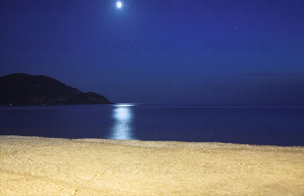 Provence336 Plage la nuit, la lune sur la Méditerranée, baie