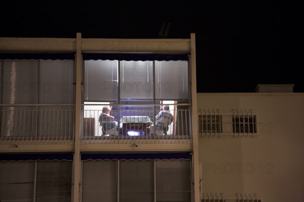Provence341 Couple devant la télévision le soir la nuit