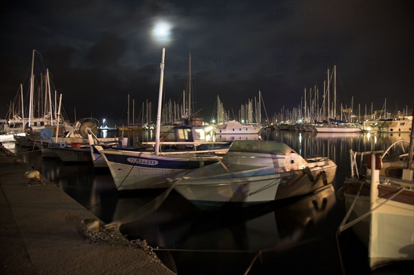 Provence351 Voiliers au port la nuit, banc de poissons dans le port la nuit