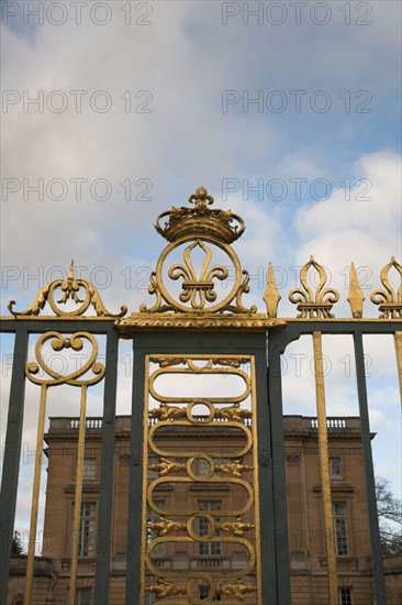 Versailles046b Château de Versailles, Petit Trianon, façade et grille d'entrée