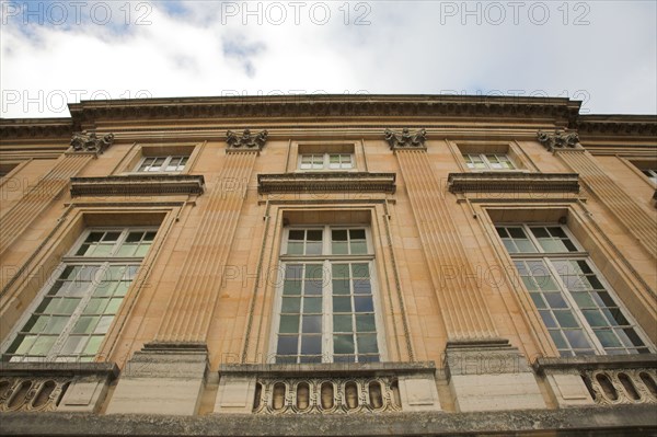 Versailles051 Château de Versailles, Petit Trianon, façade, grandes fenêtres