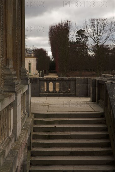 Versailles056 Château de Versailles, Petit Trianon, façade, escalier extérieur, jardin français