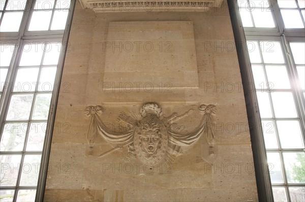 Versailles066 Château de Versailles, Petit Trianon, cage de l'Escalier d'honneur, bas-relief