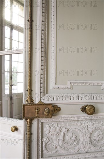 Versailles068 Château de Versailles, Petit Trianon, cage de l'Escalier d'honneur, antichambre, porte et serrure
