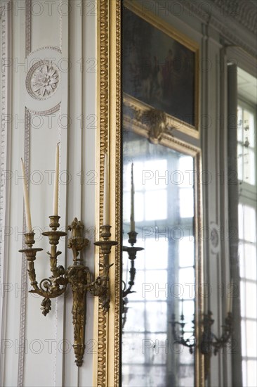 Versailles071 Château de Versailles, Petit Trianon, miroir et applique