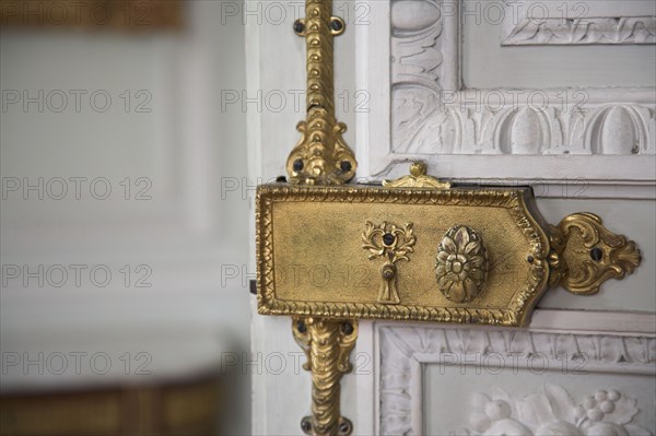 Versailles072 Château de Versailles, Petit Trianon, porte, détail de poignée et serrure