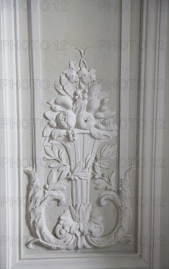 Versailles082 Château de Versailles, Petit Trianon, grande salle à manger, décor de boiseries sculptées de fruits