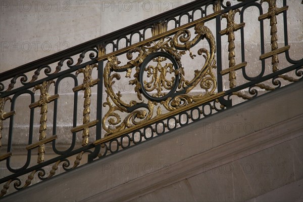Versailles087 Château de Versailles, Petit Trianon, Escalier d'honneur, rampe en fer forgé au chiffre de Marie-Antoinette